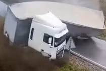 Xe tải lớn mất kiểm soát gập làm đôi, quật nát xe con khiến 2 người tử vong 