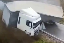 Xe tải lớn mất kiểm soát gập làm đôi, quật nát xe con khiến 2 người tử vong 