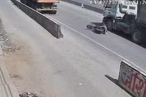 Người đi xe máy bị cán chết dưới bánh xe tải sau cú phanh gấp 