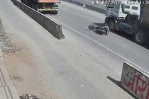 Người đi xe máy bị cán chết dưới bánh xe tải sau cú phanh gấp 