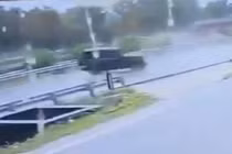 Ô tô chạy 'xé gió', đâm vào dải phân cách rồi xoay như chong chóng 