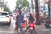 Thanh niên đi xe máy không đội mũ bảo hiểm còn húc xe, doạ đạp phụ nữ 