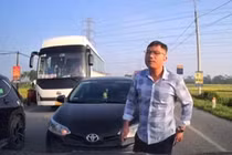 Xử lý lái xe ô tô lấn làn ngược chiều còn tỏ thái độ xấu 