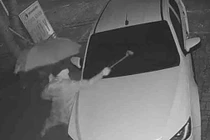 Camera ghi cảnh người lạ đập phá ô tô trước nhà dân, nguồn cơn gây phẫn nộ 
