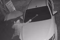 Camera ghi cảnh người lạ đập phá ô tô trước nhà dân, nguồn cơn gây phẫn nộ 