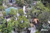 Chồng đánh đập dã man mặc cho vợ van xin trong sân vườn