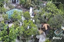 Chồng đánh đập dã man mặc cho vợ van xin trong sân vườn