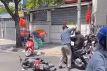 Người đàn ông gây rối, tấn công người đi đường ở TP.HCM 