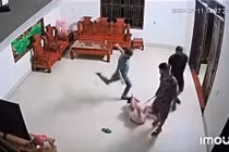 Người phụ nữ bị nhóm côn đồ xông vào nhà hành hung dã man ngay trong nhà