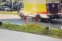 Đâm vào ổ gà rồi ngã xuống đường, người phụ nữ bị xe tải cán trúng 