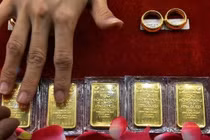 Giá vàng giảm hàng trăm USD sau tuyên bố của Tổng thống Mỹ