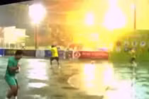 Sét đánh trúng sân bóng khiến nhiều cầu thủ trên sân chạy tán loạn