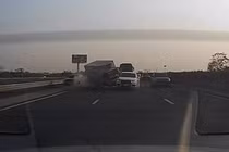 Tông vào xe con dừng ở làn khẩn cấp, xe tải lật nghiêng ra đường