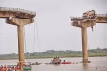 Sập cầu tại Ấn Độ, 1 tài xế thoát chết trong gang tấc 