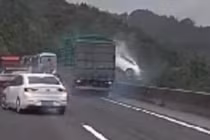 Xe tải đâm liên hoàn, hất văng xe con khỏi đường cao tốc 