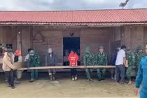 Các chiến sĩ hóa 'thần đèn' giúp di dời nhà dân ở vùng nguy cơ sạt lở