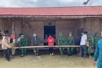 Các chiến sĩ hóa 'thần đèn' giúp di dời nhà dân ở vùng nguy cơ sạt lở