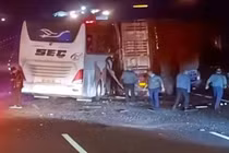 Xe buýt va chạm với container trên cao tốc khiến 7 người thiệt mạng 