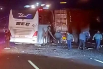 Xe buýt va chạm với container trên cao tốc khiến 7 người thiệt mạng 