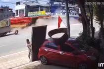 Lốp xe tải bất ngờ phát nổ suýt văng vào người đàn ông 