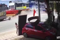 Lốp xe tải bất ngờ phát nổ suýt văng vào người đàn ông 