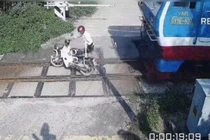Cụ ông đi xe máy loạng choạng, va chạm với tàu hỏa khi băng qua đường sắt 