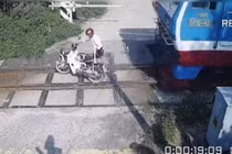 Cụ ông đi xe máy loạng choạng, va chạm với tàu hỏa khi băng qua đường sắt 