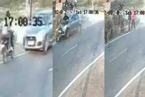 Xe hơi chạy quá tốc độ, hất tung người đi xe máy lên không trung