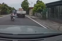 Đánh võng chuyển làn sai quy định, xe máy lao thẳng vào đầu ôtô 