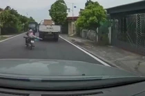 Đánh võng chuyển làn sai quy định, xe máy lao thẳng vào đầu ôtô 