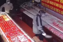 Hai thanh niên bịt kín, cầm dao đi cướp tiệm vàng