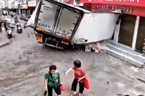 Xe tải chở tôm mất lái đâm vào cửa hàng trà sữa 