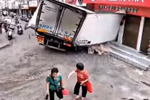 Xe tải chở tôm mất lái đâm vào cửa hàng trà sữa 