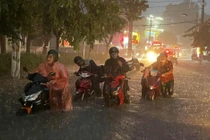 Mưa lớn kéo dài, người dân TP HCM vật lộn giữa dòng nước