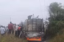 Cháy xe buýt kinh hoàng trên đường cao tốc Jaipur-Delhi, 3 người chết