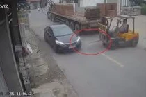 Xe nâng ra đường thiếu quan sát, rạch đôi xe con chạy ngang 