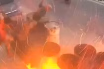 Hai người đàn ông nghịch lửa với thùng đựng cặn dầu, bị nổ tung ngay lập tức