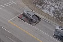 Hai chiếc xe hơi bị hố sụt nuốt chửng khi đang chờ đèn đỏ 