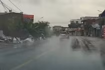 Lao như tên bắn giữa trời mưa, ô tô đâm vào người đi xe máy rồi lật ngửa 