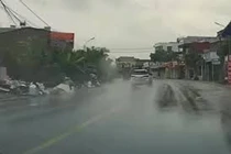 Lao như tên bắn giữa trời mưa, ô tô đâm vào người đi xe máy rồi lật ngửa 