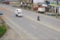 Người phụ nữ tông văng khi đang chờ phương tiện giao thông công cộng