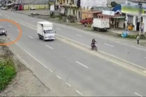 Người phụ nữ tông văng khi đang chờ phương tiện giao thông công cộng