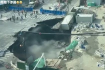 Hố sụt 'khổng lồ' bất ngờ ở Thượng Hải làm chấn động tuyến tàu điện ngầm 