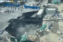 Hố sụt 'khổng lồ' bất ngờ ở Thượng Hải làm chấn động tuyến tàu điện ngầm 