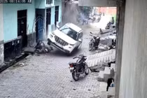 Bé trai điều khiển ô tô đâm hàng loạt xe máy trên phố 