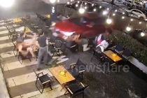 Xe hơi 'đâm thủng' vào cửa hàng lẩu, trúng nhiều thực khách 