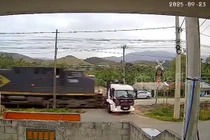 Cố băng qua đường ray, xe tải bị tàu hỏa tông tan nát 