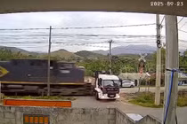 Cố băng qua đường ray, xe tải bị tàu hỏa tông tan nát 