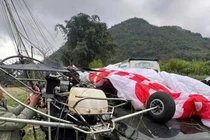 Dù lượn gắn động cơ va chạm với xe ô tô tại Cao nguyên đá Đồng Văn