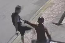 Thanh niên vô cớ bị người đàn ông ‘tác động’ ở Bình Dương 